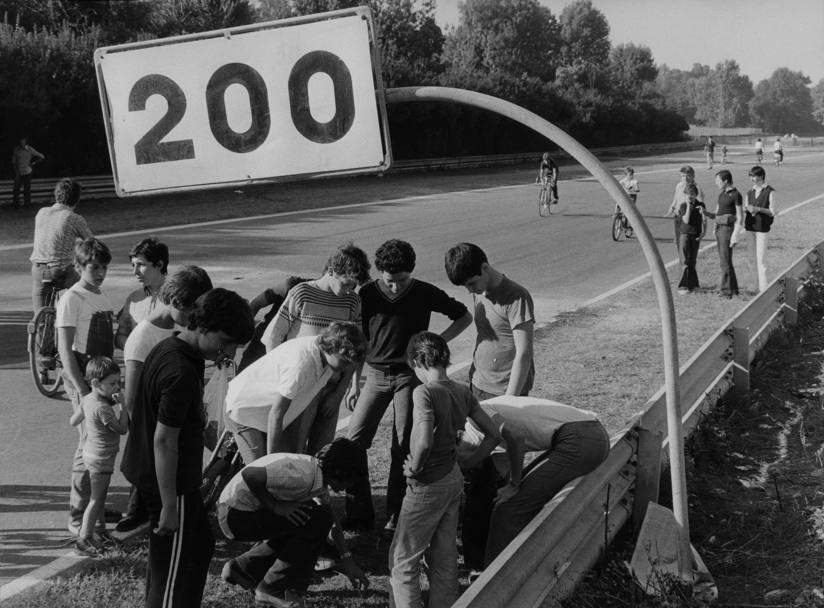 1978: ragazzi osservanno il luogo dell’incidente mortale di Ronnie Peterson a due giorni dalla tragedia 